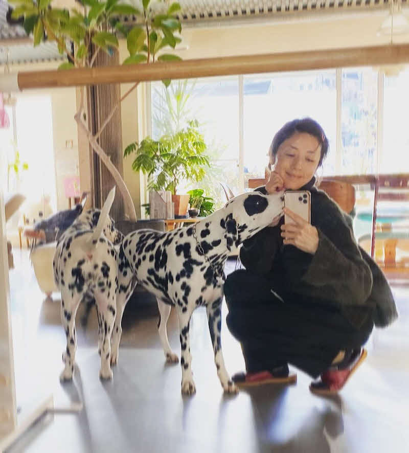 ブログで愛犬とのツーショットを公開した高岡早紀