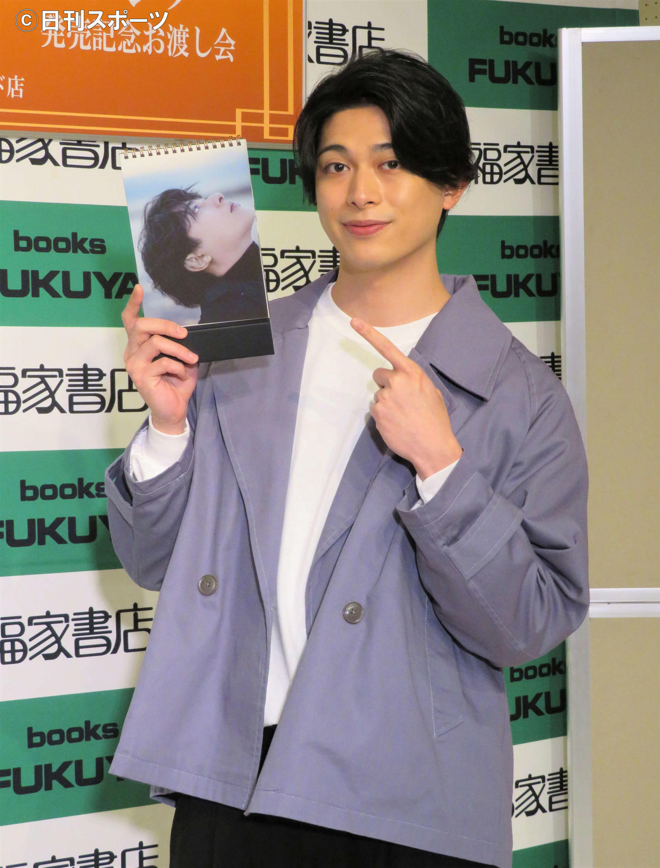 2022年の卓上カレンダー発売イベントを行った砂川脩弥（撮影・三須佳夏）