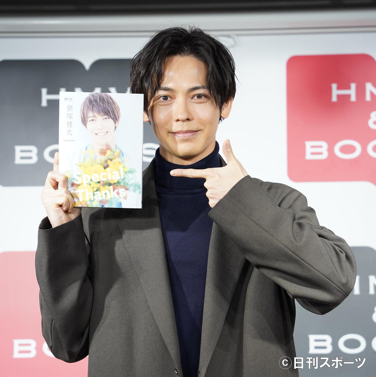 初のパーソナルブック「Special Thanks」の取材会を行った、猪塚健太（撮影・佐藤勝亮）