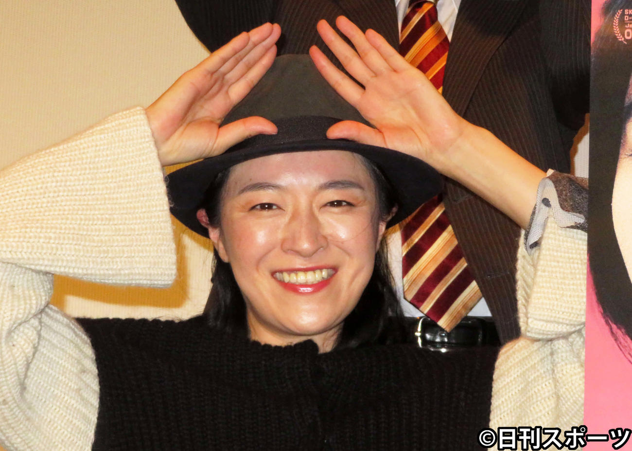 映画「アリスの住人」初日舞台あいさつで“おうちポーズ”をとって笑顔を見せるしゅはまはるみ（撮影・村上幸将）