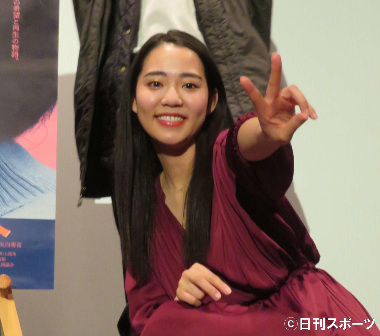 初主演映画「アリスの住人」初日舞台あいさつでピースをして笑顔の伴優香（撮影・村上幸将）