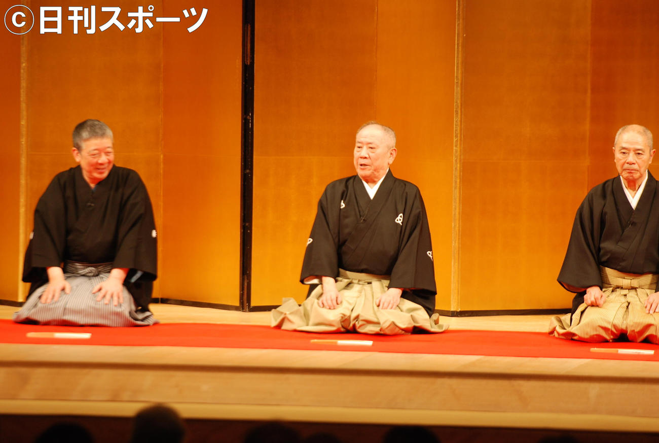 元気な姿を見せ、口上を述べた桂ざこば（中央）、笑福亭鶴光（左）、桂福団治（右）（撮影・松浦隆司）