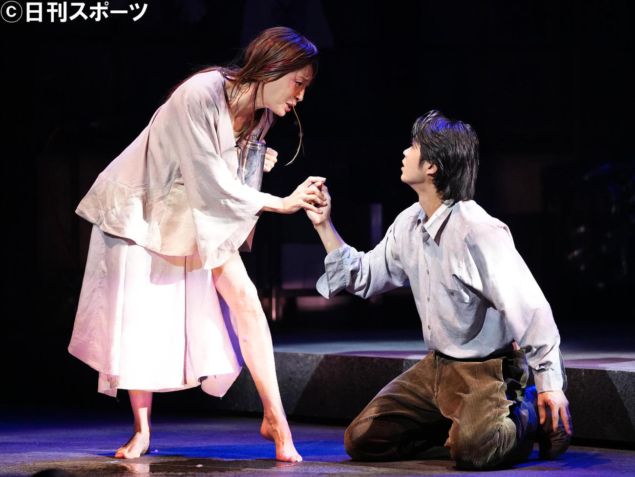 「泥人魚」プレスコールで熱演する宮沢りえ（左）と磯村勇斗（撮影・横山健太）