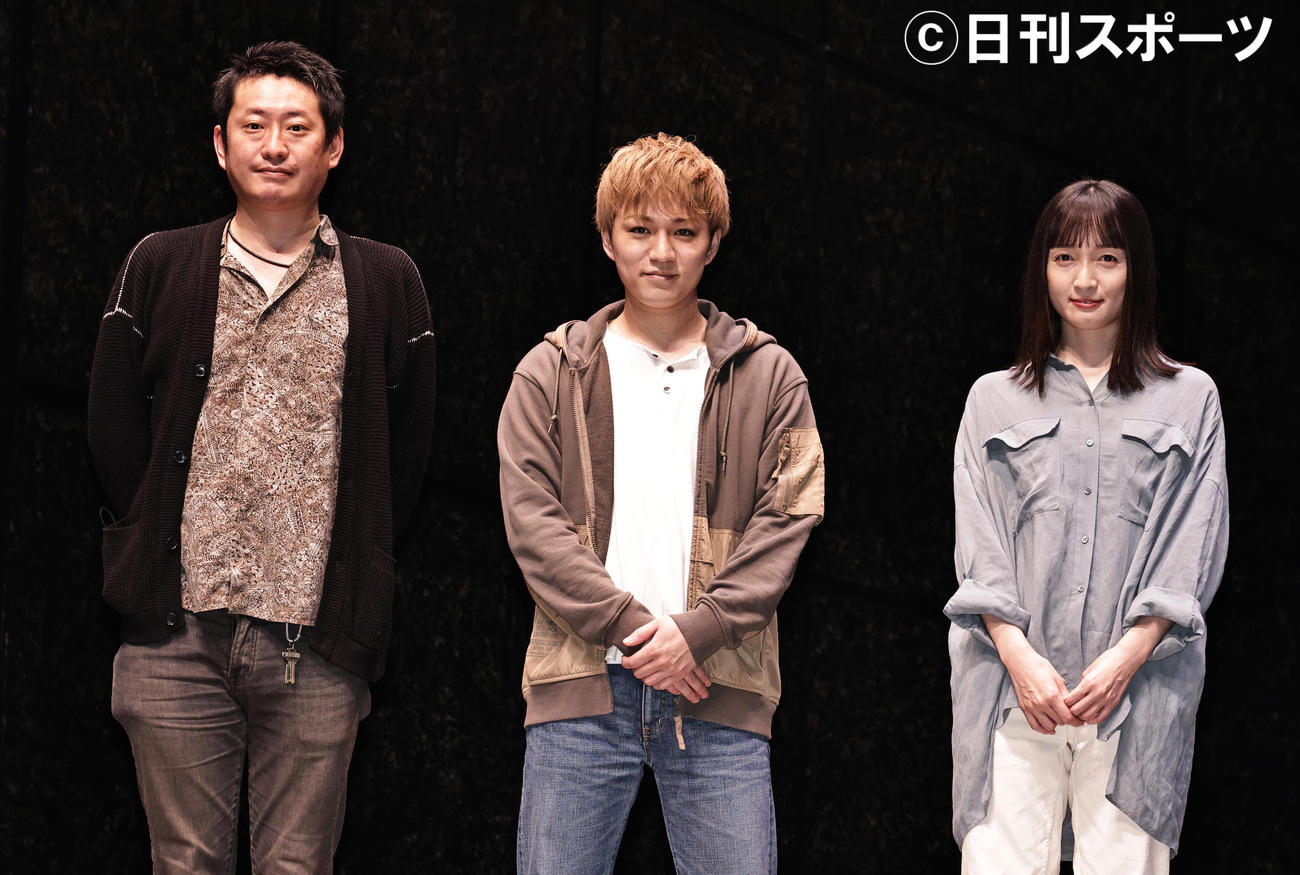 舞台「LUNGS」の会見を行うジャニーズWESTの神山智洋（中央）と奥村佳恵。左端は演出家の谷賢一氏（撮影・中島郁夫）