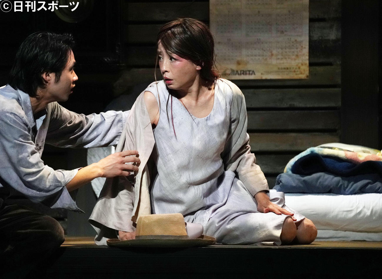 舞台「泥人魚」のプレスコールで熱演する宮沢りえ（右）。左は磯村勇斗（撮影・横山健太）