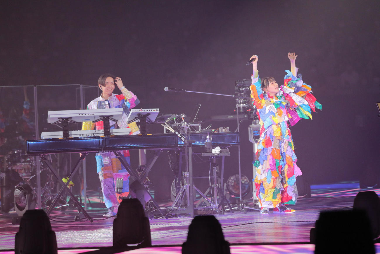 初の有観客ライブを行った、YOASOBIのikura（右）とAyase