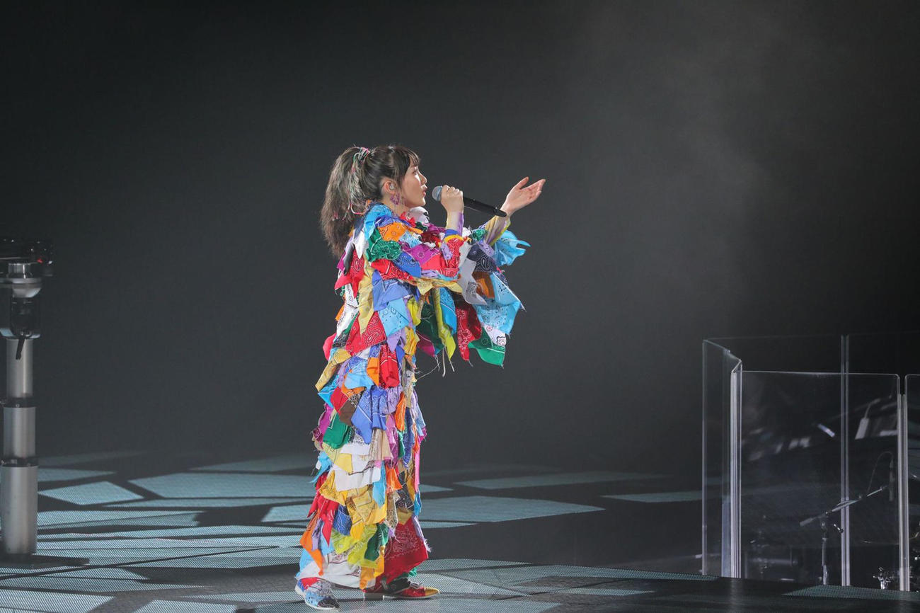 初の有観客ライブで歌唱する、YOASOBIのikura