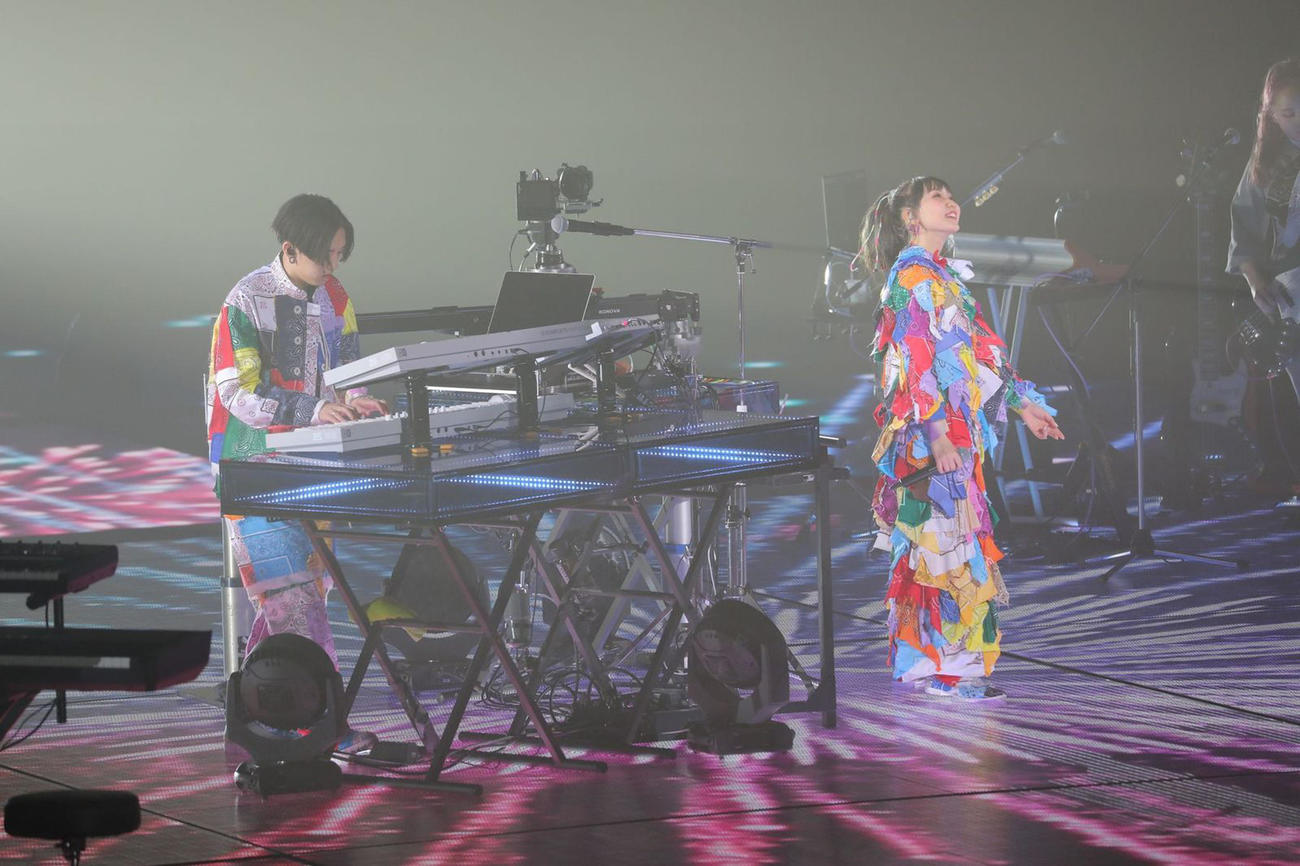 初の有観客ライブを行った、YOASOBIのikura（右）とAyase