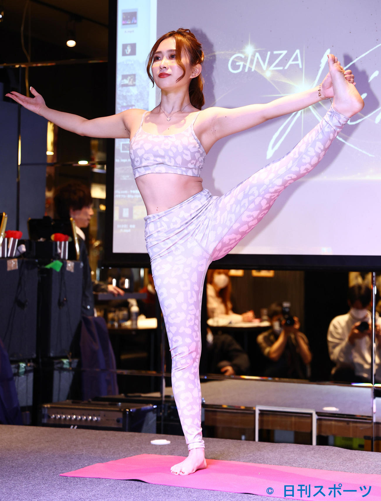 「銀座キララプロジェクト最終選考会」の自己PRでヨガを披露する星乃あゆみさん（撮影・垰建太）