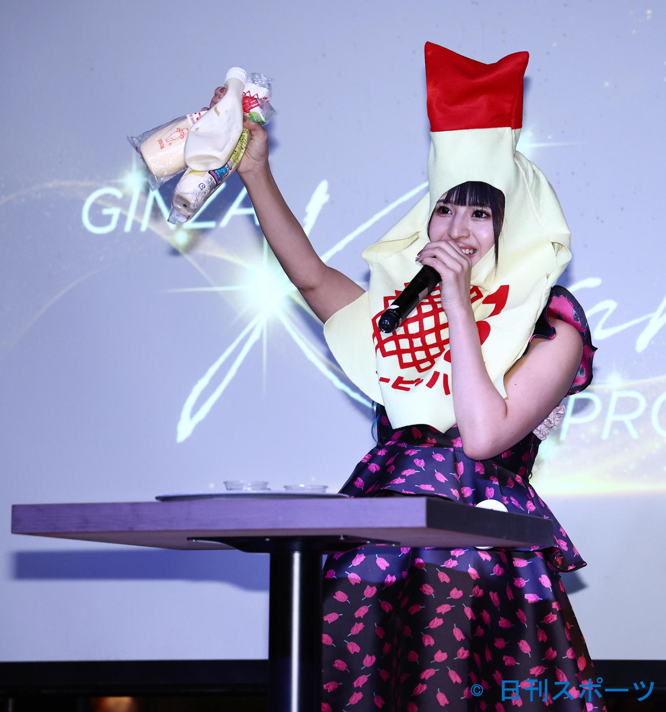 「銀座キララプロジェクト最終選考会」の自己PRで利きマヨネーズを披露する天使ららさん（撮影・垰建太）