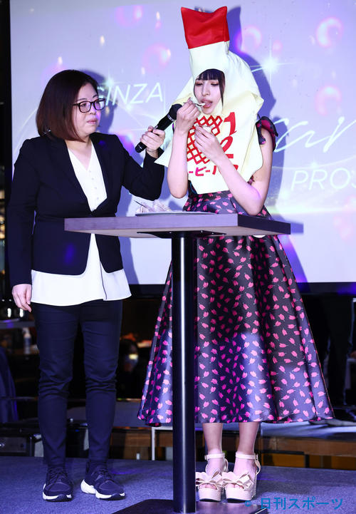 「銀座キララプロジェクト最終選考会」の自己PRで利きマヨネーズを披露する天使ららさん（撮影・垰建太）