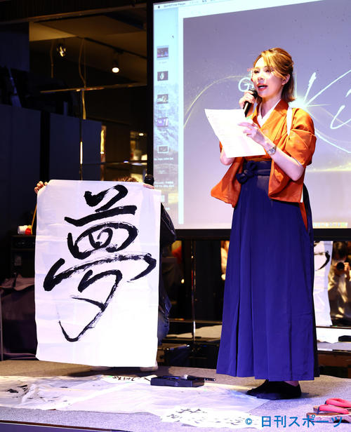 「銀座キララプロジェクト最終選考会」の自己PRで書道を披露するかんなさん（撮影・垰建太）