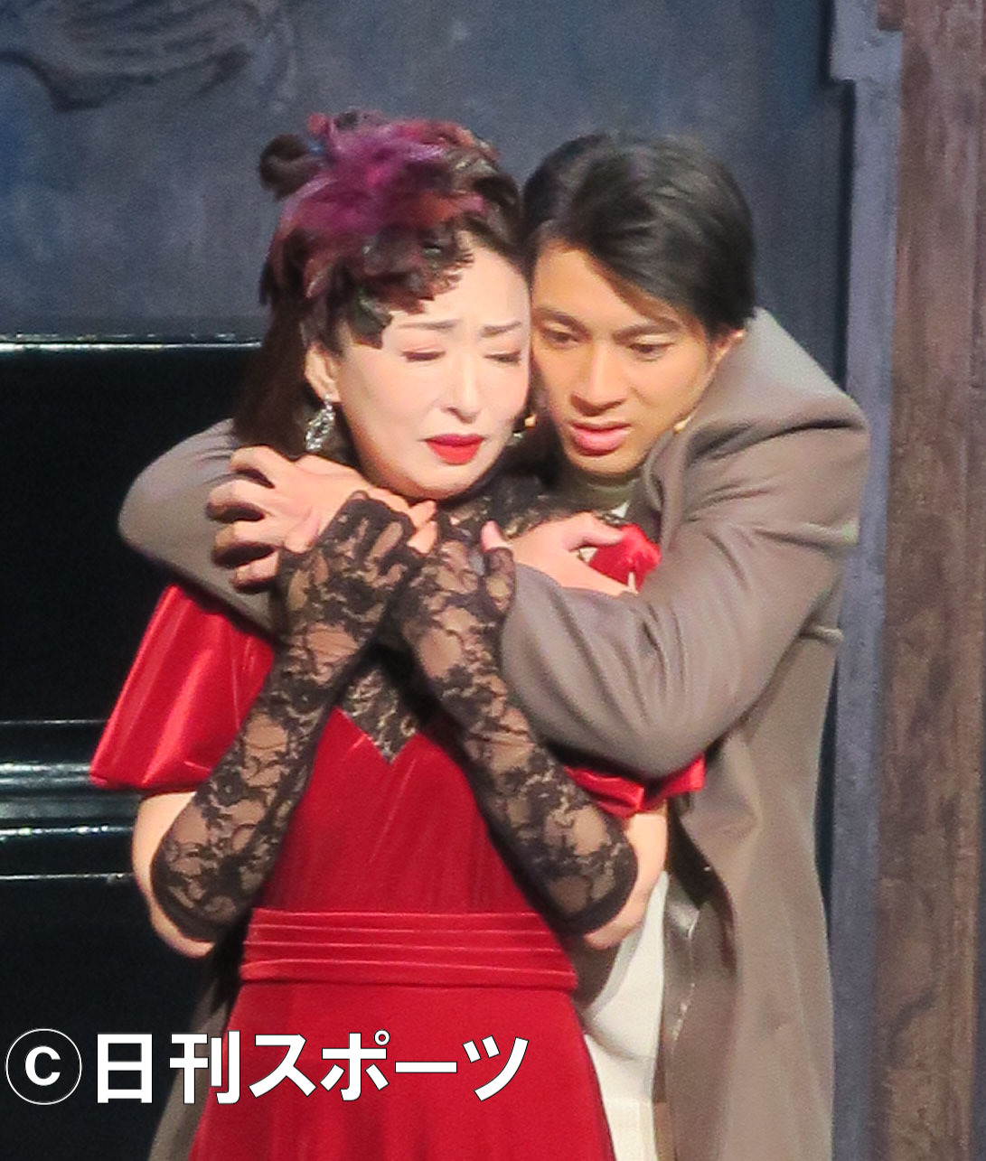 音楽劇「海王星」フォトコールで。松雪泰子にバックハグをする山田裕貴