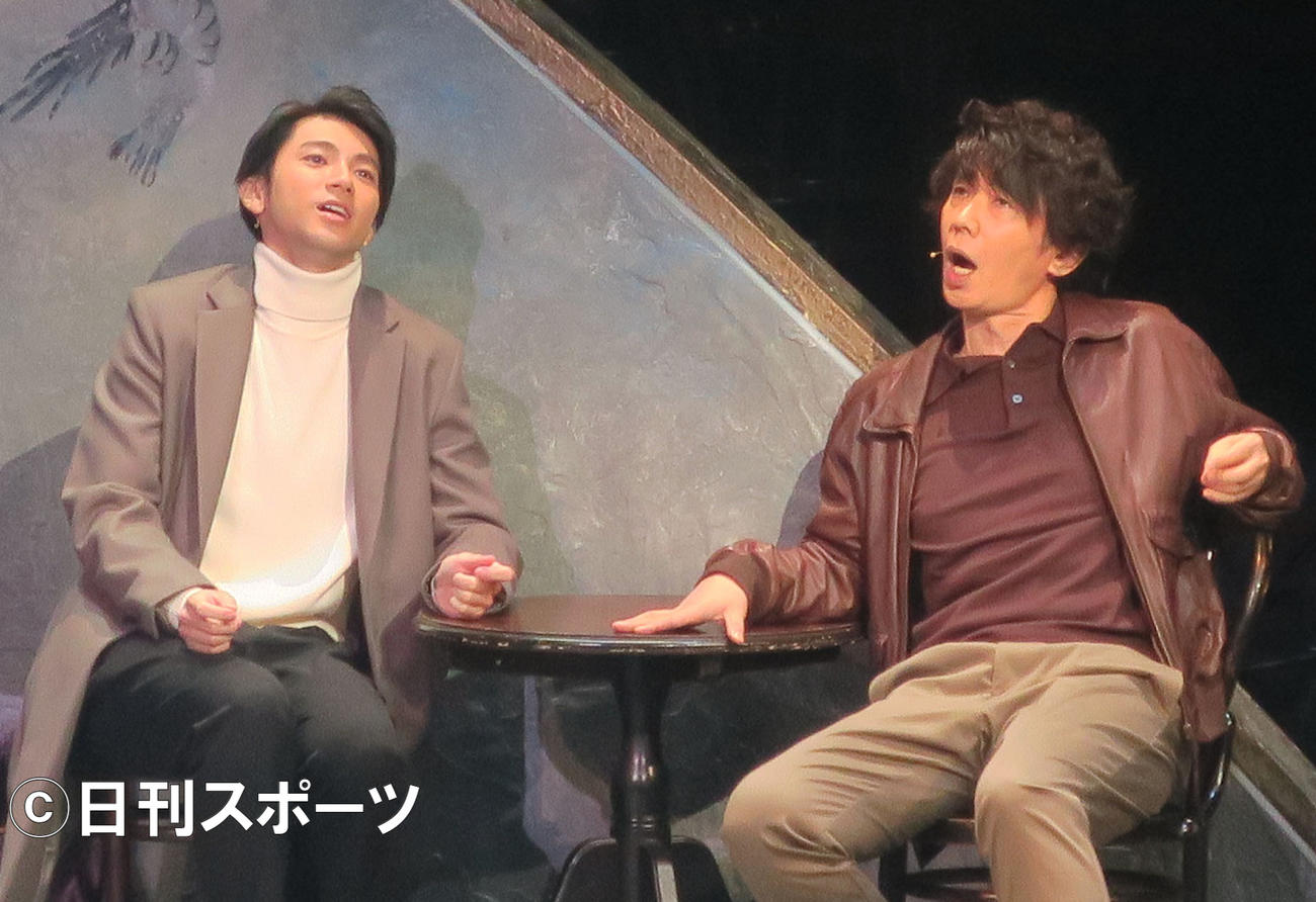 音楽劇「海王星」フォトコールに出席した山田裕貴（左）とユースケ・サンタマリア