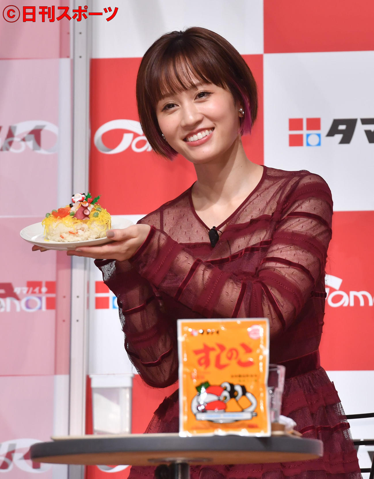 「タマノイ酢コーポレートアンバサダー就任発表会」で「クリスマ酢ケーキ」を持つ前田敦子（撮影・柴田隆二）