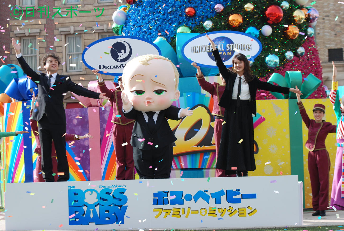 イベントに出席した左からムロツヨシ、ボス・ベイビー、多部未華子（撮影・松浦隆司）