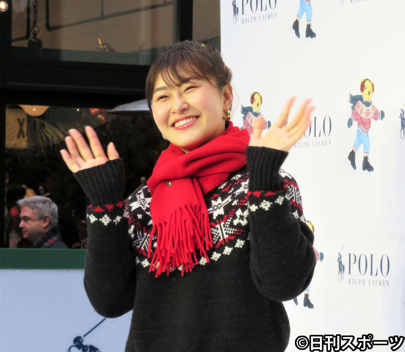 「ラルフローレン　スケートリンク」プレスイベントに登壇し笑顔で手を振る村上佳菜子（撮影・三須佳夏）