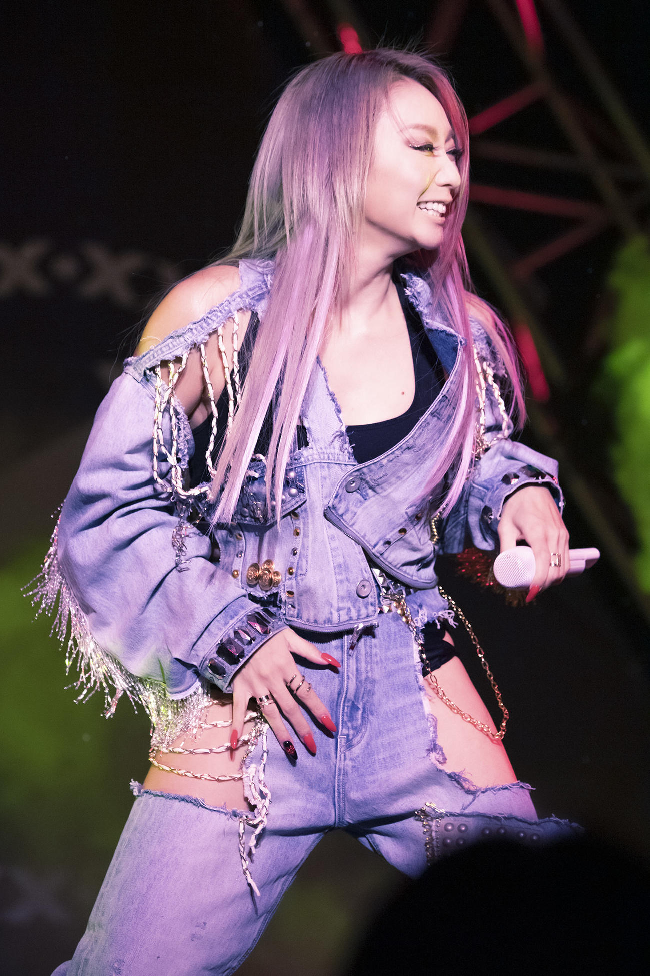 デビュー記念日の特別ライブイベントで歌う倖田來未