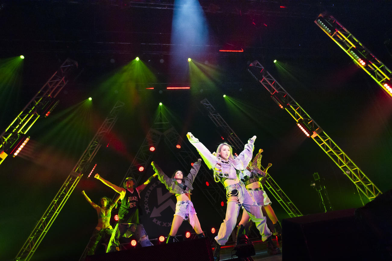 デビュー記念日の特別ライブイベントでパフォーマンスする倖田來未