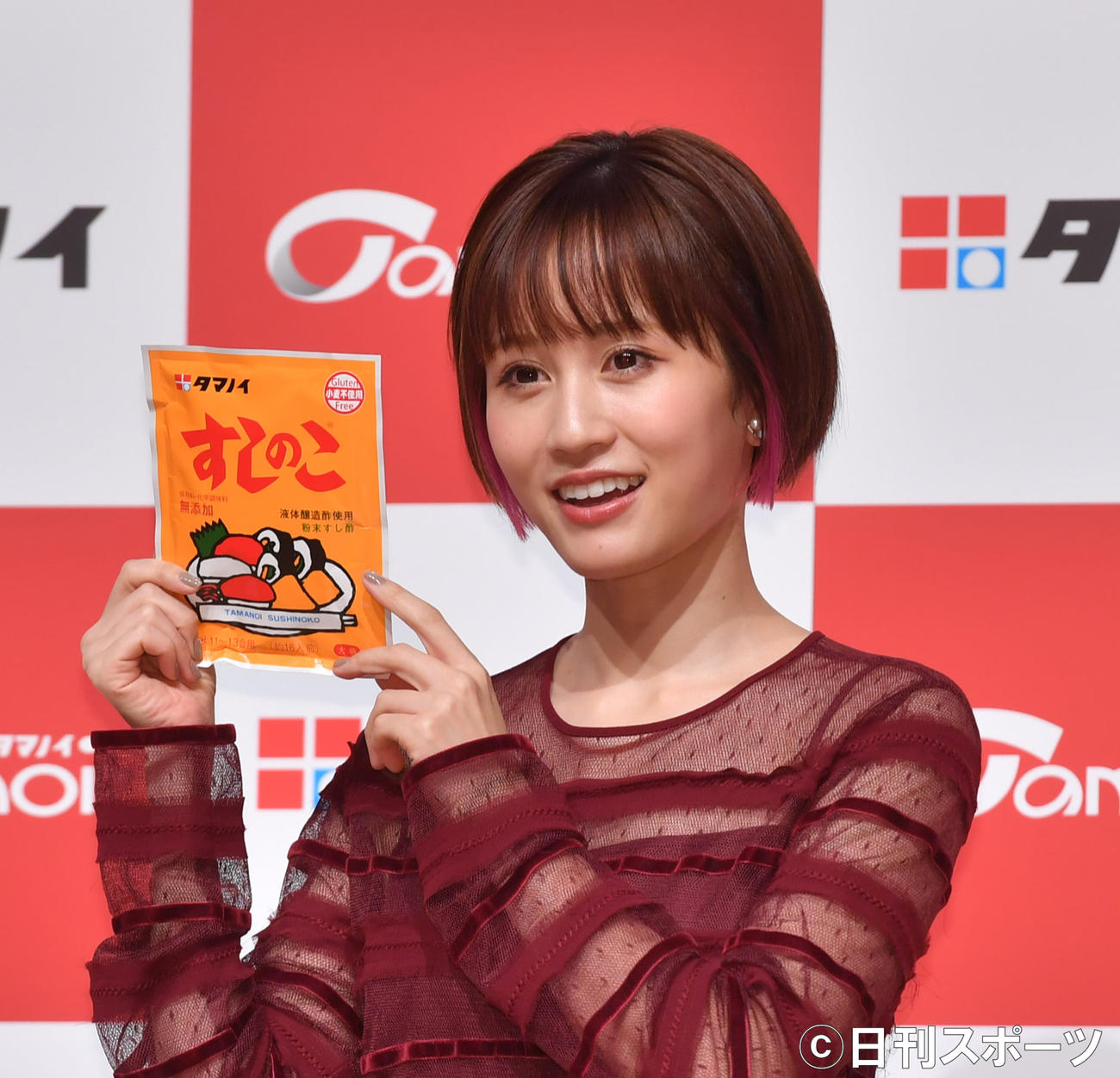 「タマノイ酢コーポレートアンバサダー就任発表会」で「すしのこ」を持つ前田敦子（撮影・柴田隆二）