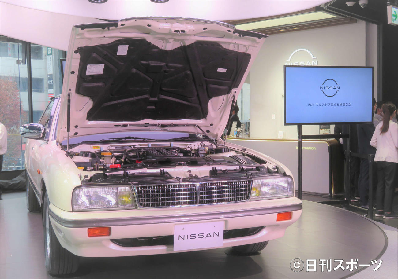 ボンネットを開けたレストア後のシーマ（撮影・三須佳夏）