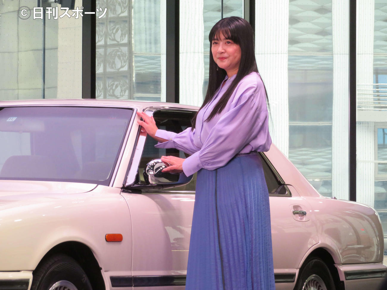 愛車「シーマ」のレストア後初のお披露目会に出席した伊藤かずえ（撮影・三須佳夏）