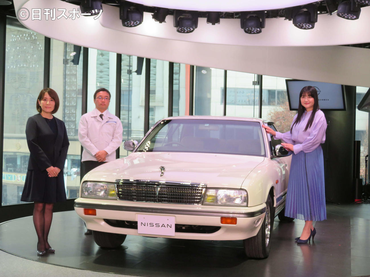 愛車「シーマ」のレストア後初のお披露目会に出席した伊藤かずえ（右）（撮影・三須佳夏）