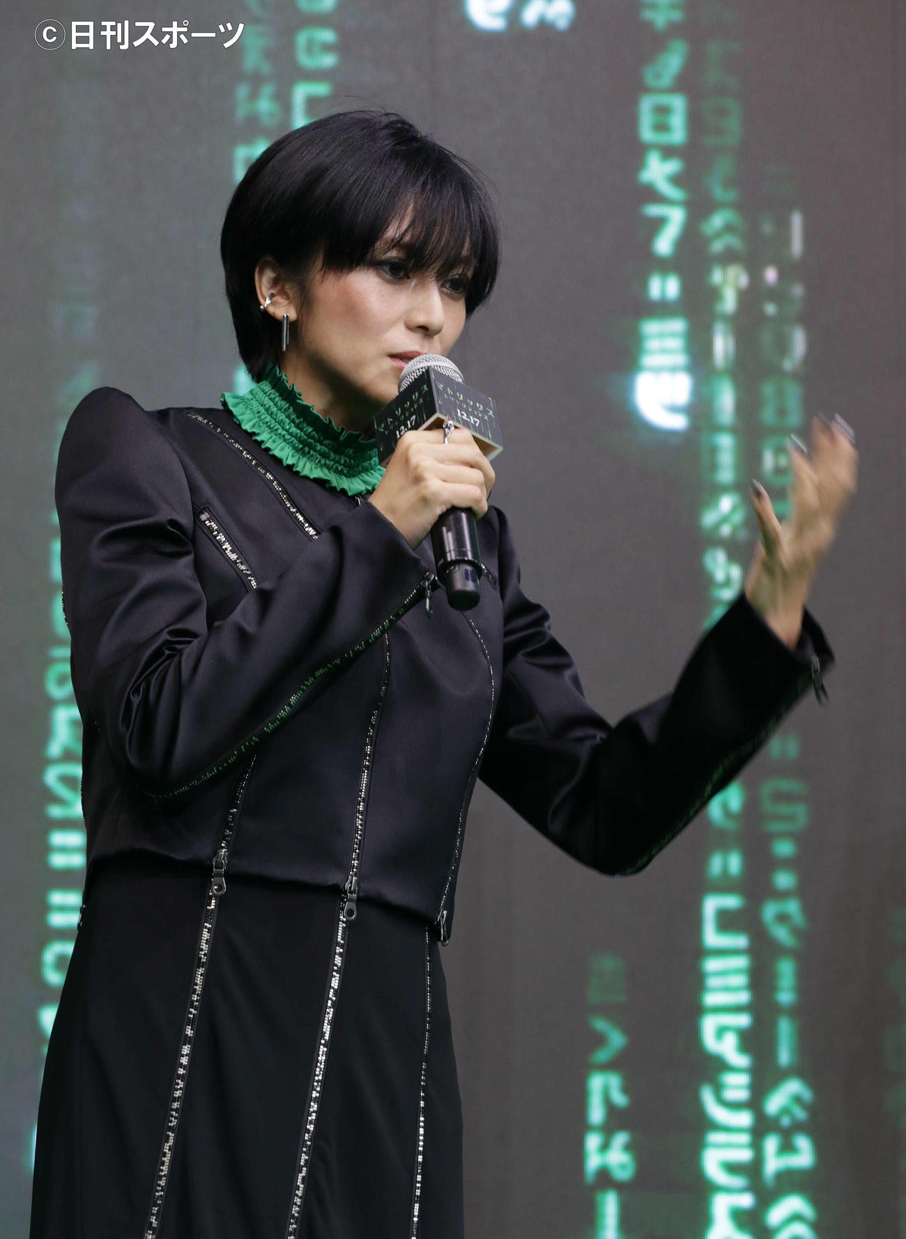 マトリックスデイイベントで身ぶり手ぶりを交えて話す柴咲コウ（撮影・河野匠）