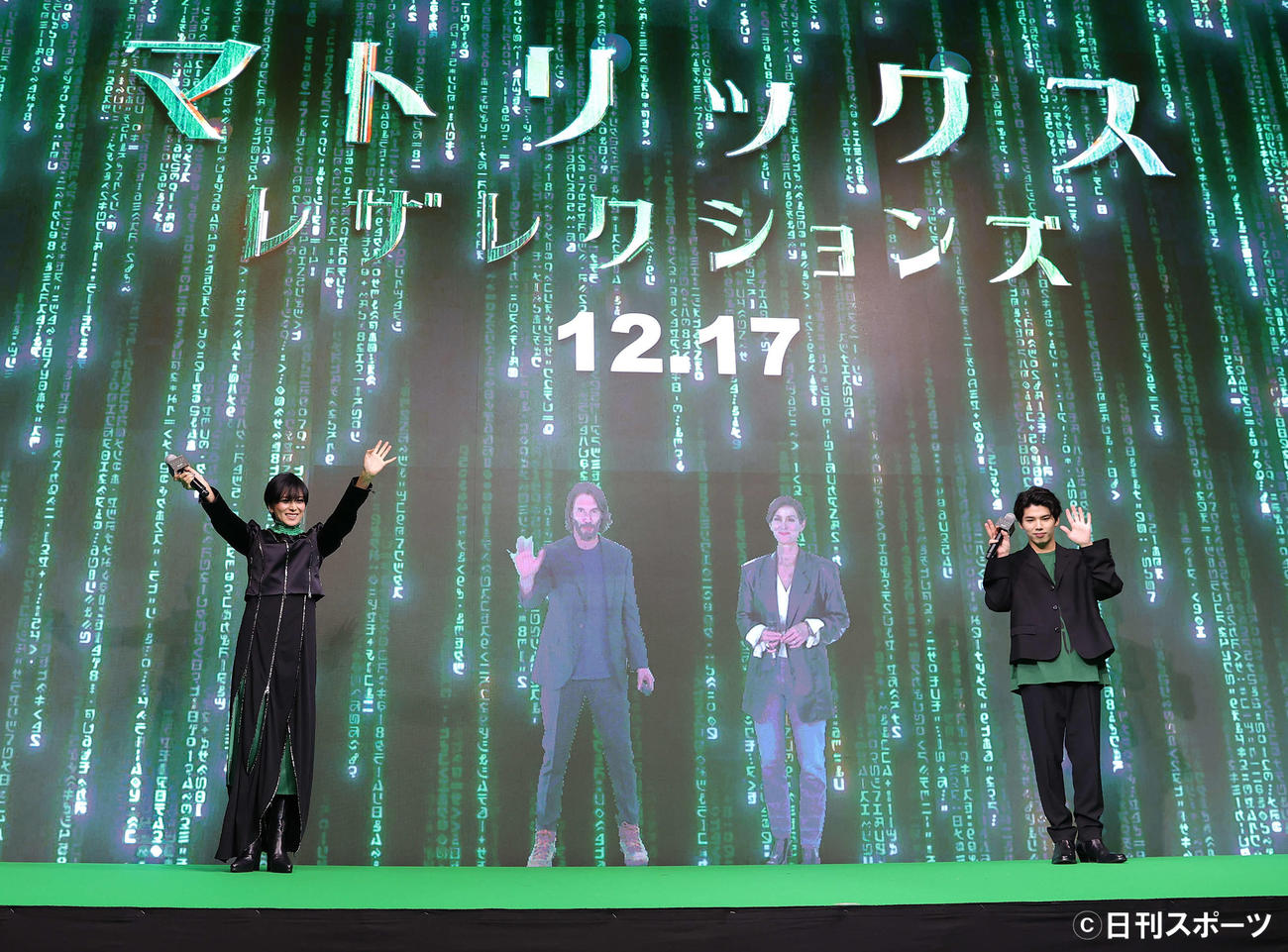 マトリックスデイイベントに登場した、左から柴咲コウ、キアヌ・リーブス、キャリー＝アン・モス、Hiro（撮影・河野匠）