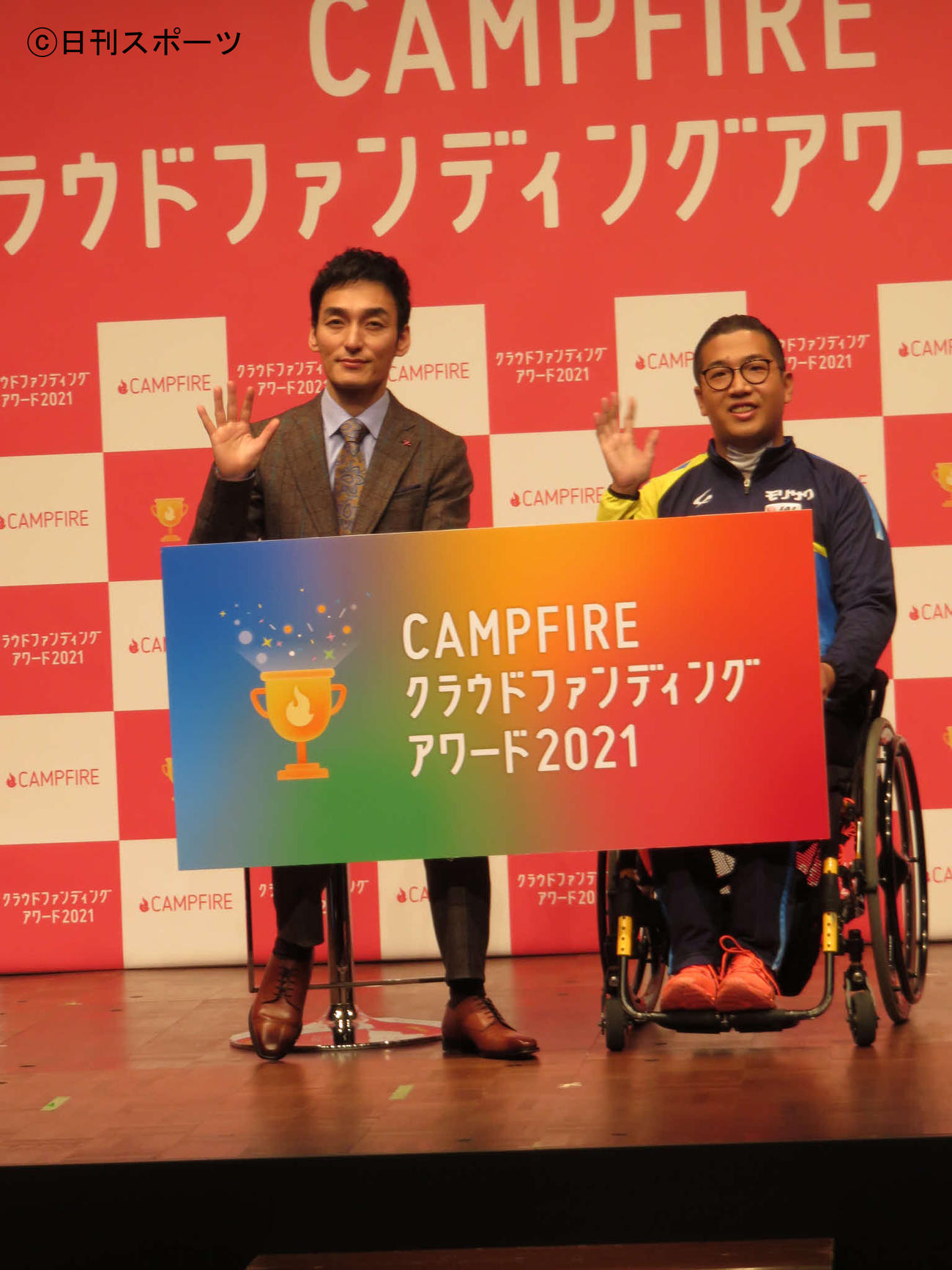 クラウドファンディングアワードにアンバサダーとして出席した草なぎ剛（左）と佐藤友祈さん