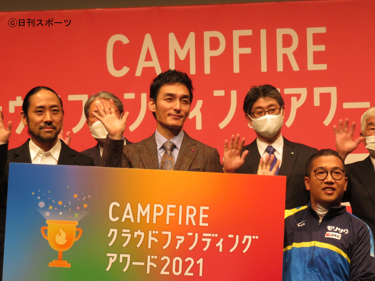 クラウドファンディングアワードにアンバサダーとして出席した草なぎ剛（中）と佐藤友祈さん（右）