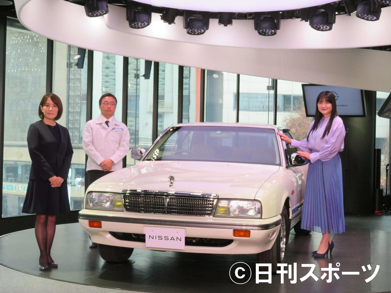 愛車「シーマ」のレストア後初のお披露目会に出席した伊藤かずえ（右）（撮影・三須佳夏）