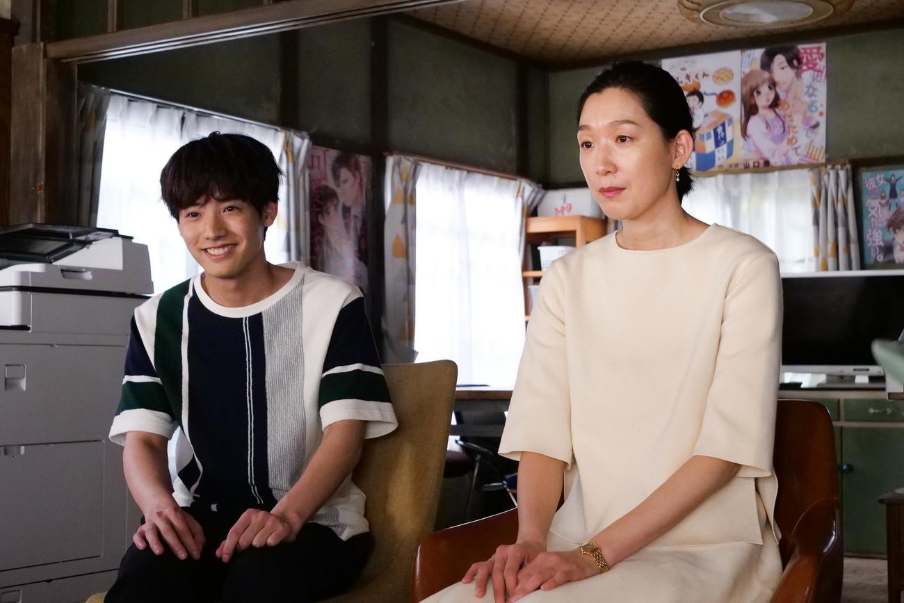 春野優（赤楚衛二＝左）と氷河衛（江口のりこ）は婚姻届を提出した（C）フジテレビ