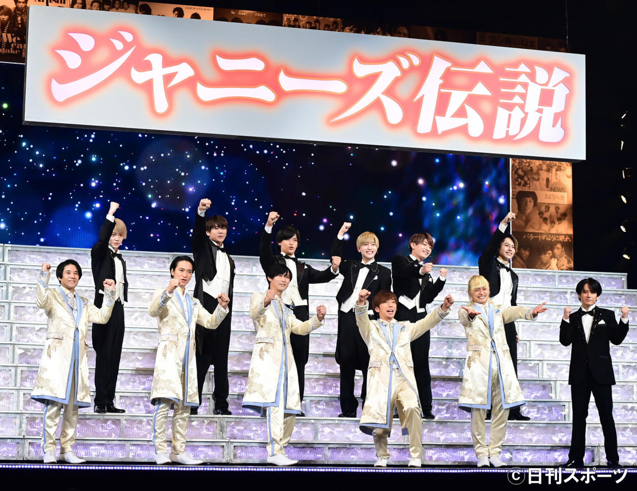 ABC座ジャニーズ伝説2021公開ゲネプロを終え記念撮影に臨む、前列左からA.B.CーZの、五関晃一、戸塚祥太、橋本良亮、河合郁人、塚田僚一、佐藤アツヒロ、後列左から7MEN侍の今野大輝、佐々木大光、菅田琳寧、中村嶺亜、本高克樹、矢花黎（撮影・小沢裕）