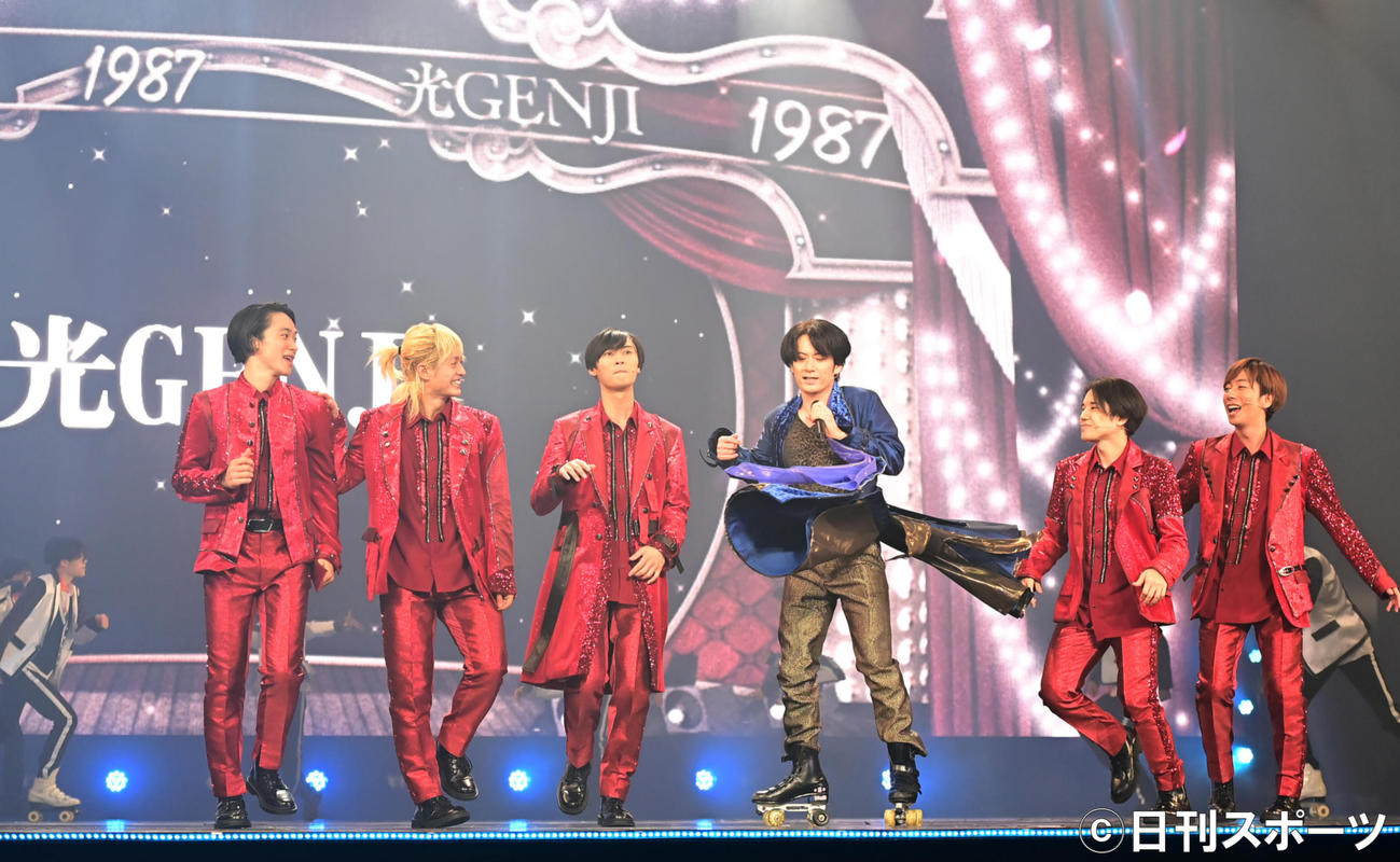 ABC座ジャニーズ伝説2021公開ゲネプロでローラースケートを履いて熱唱する佐藤アツヒロ（左から4人目）（撮影・小沢裕）