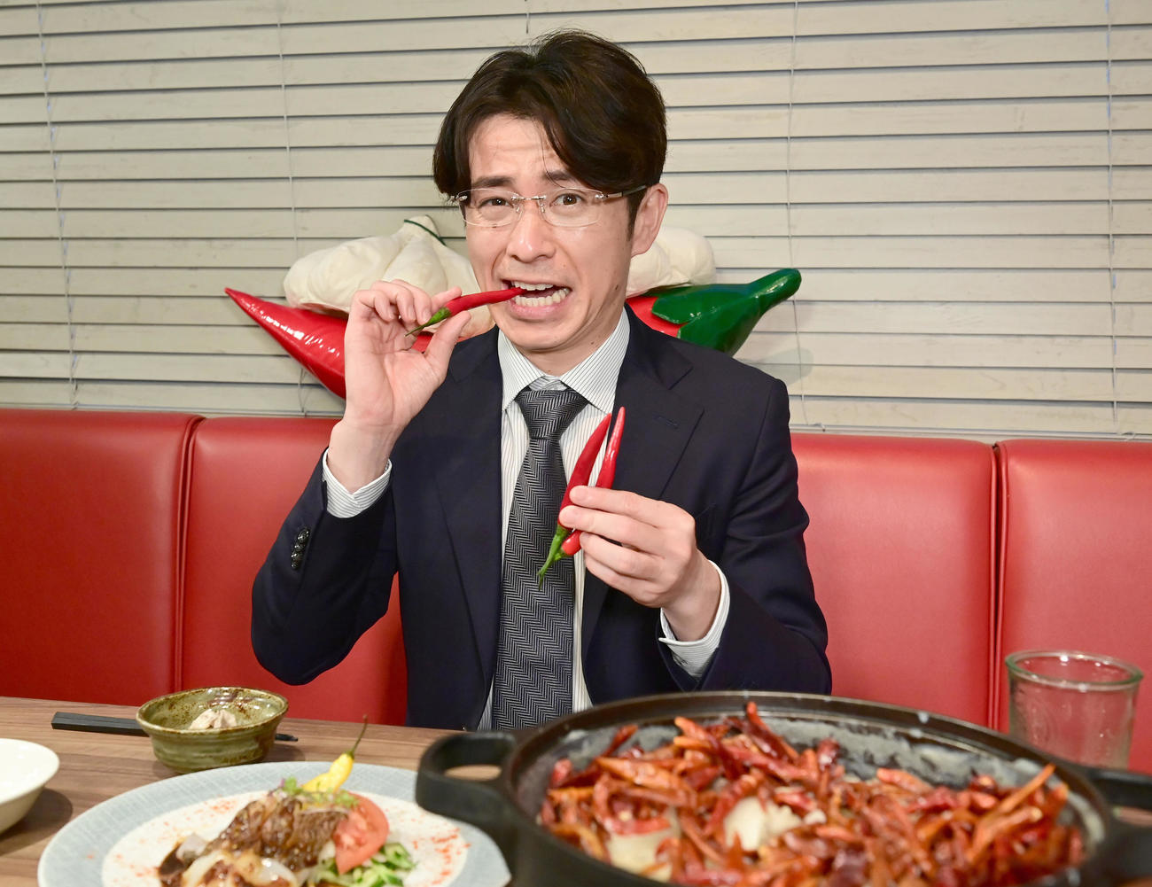 BS朝日「激辛課長」の収録に臨み赤とうがらしをかじって見せる藤森慎吾（撮影・小沢裕）