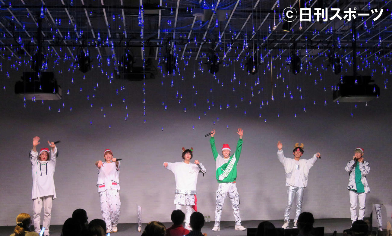 Xmas Special Liveを行ったWATWINGメンバー左から古幡亮、鈴木曉、福澤希空、八村倫太郎、桑山隆太、高橋颯（撮影・三須佳夏）