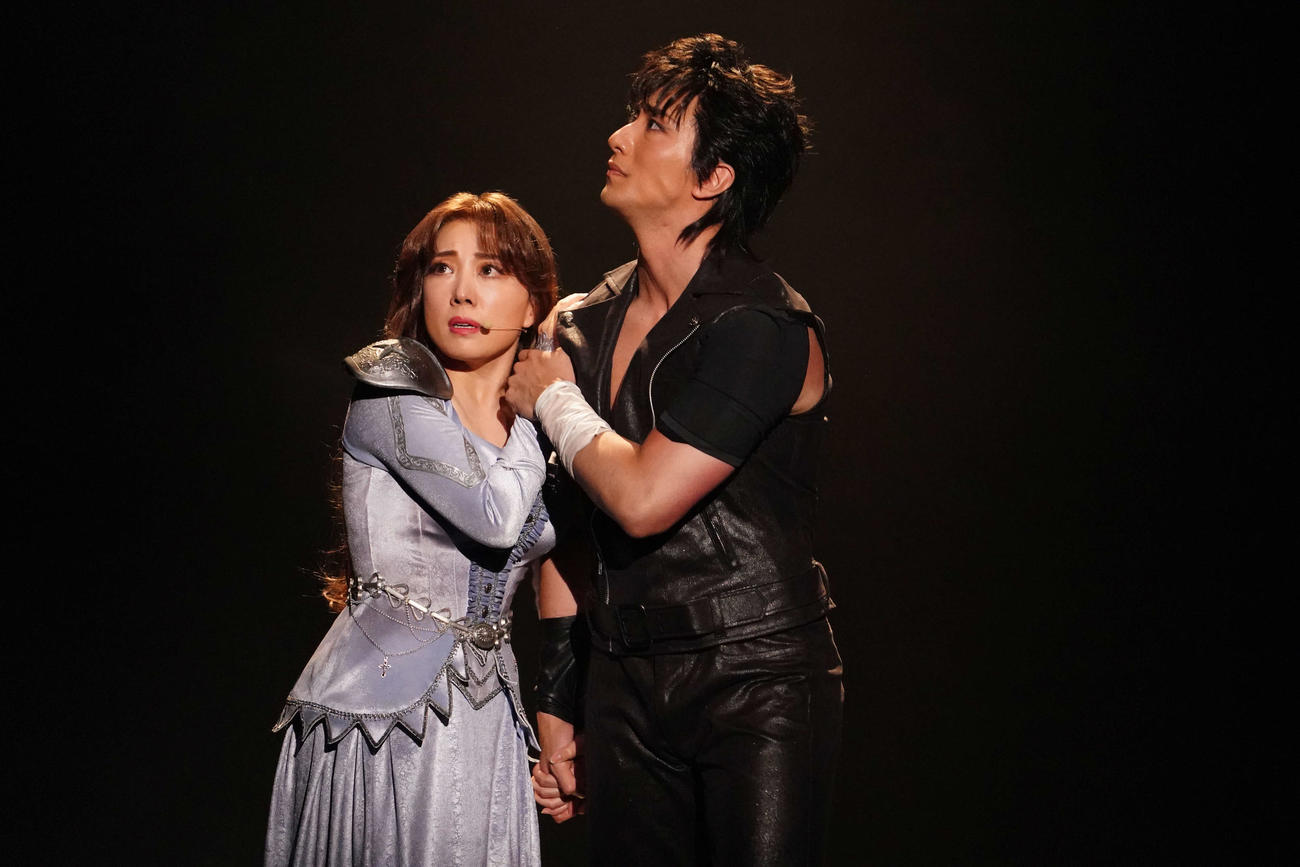 最終舞台稽古を行うケンシロウ役の大貫勇輔（右）とケンシロウの婚約者ユリア役の平原綾香（C）武論尊・原哲夫／コアミックス1983版権許諾証GS－111－－