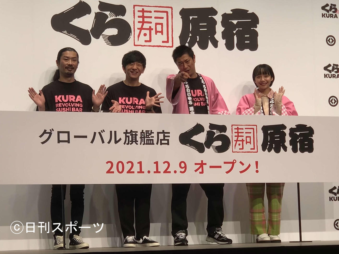 くら寿司の新店舗発表会見に出席した、左からパンサーの菅良太郎、向井慧、尾形貴弘、タレントの山之内すず（撮影・松尾幸之介）
