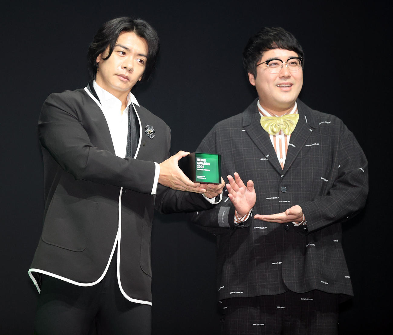 「LINE NEWS AWARDS2021」の話題の人賞タレント部門を受賞したマヂカルラブリーの野田クリスタル（左）と村上（撮影・浅見桂子）