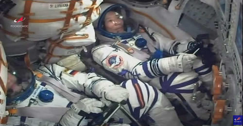 バイコヌール宇宙基地から打ち上げられたロシアの宇宙船ソユーズMS-20の機内で、笑みを浮かべる前澤友作氏(C)Roscosmos