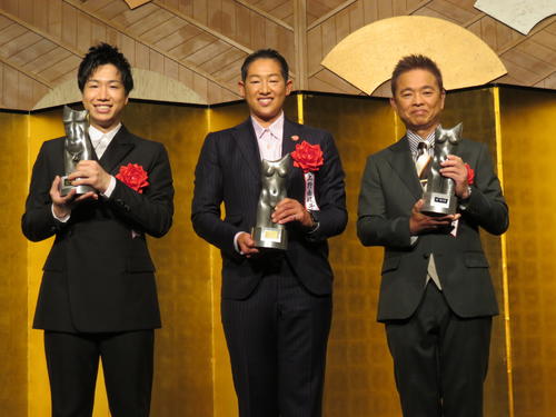 ゆうもあ大賞を受賞した、左から水谷隼、上野由岐子、恵俊彰