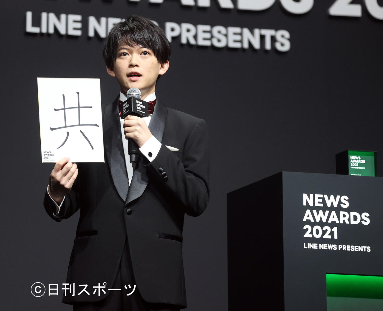 「LINE NEWS AWARDS 2021」で「クリエイター部門」を受賞した松丸亮吾は来年の抱負を「共」と記す（撮影・浅見桂子）