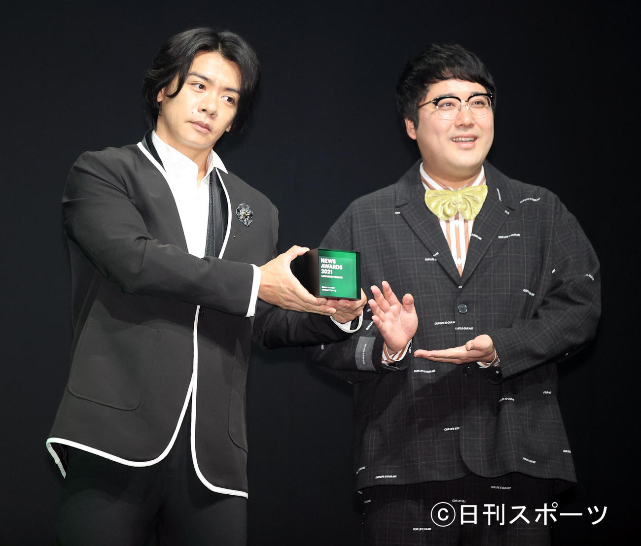 「LINE NEWS AWARDS2021」の話題の人賞タレント部門を受賞したマヂカルラブリーの野田クリスタル（左）と村上（撮影・浅見桂子）