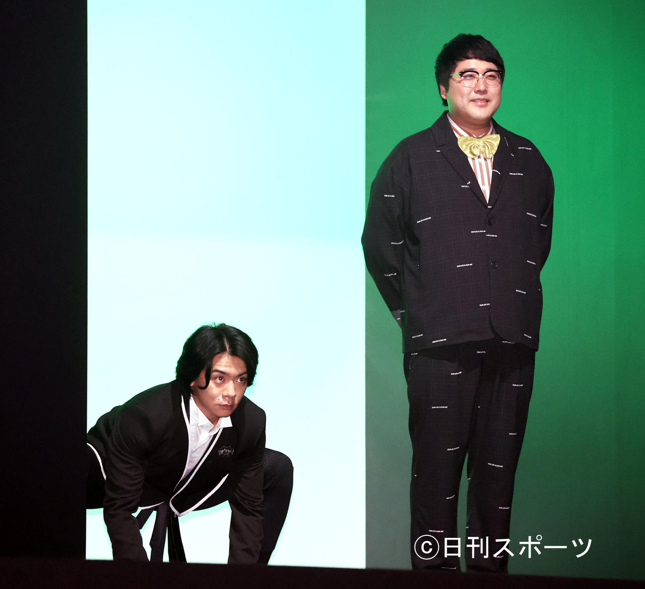 「LINE NEWS AWARDS2021」の話題の人賞タレント部門を受賞したマヂカルラブリーの野田クリスタル（左）と村上（撮影・浅見桂子）