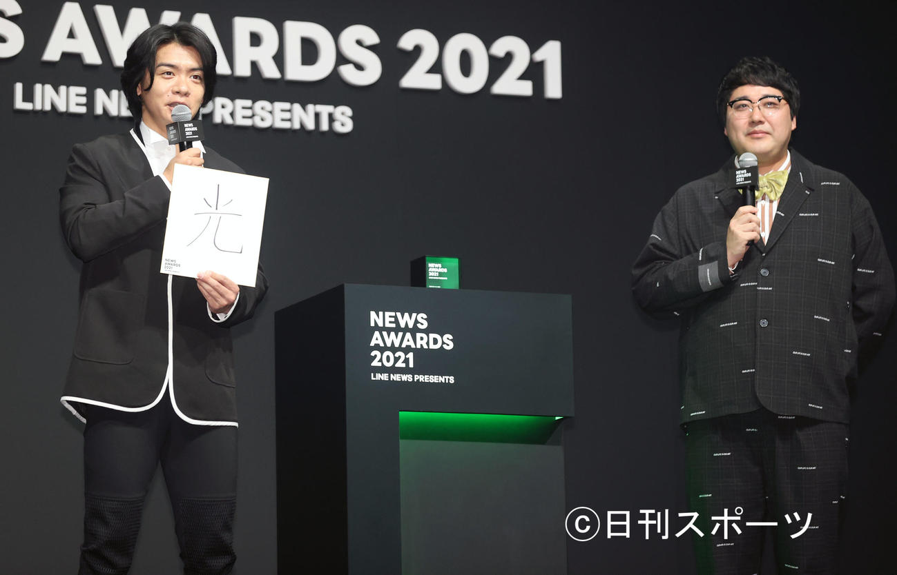 「LINE NEWS AWARDS2021」の話題の人賞タレント部門を受賞したマヂカルラブリーの野田クリスタル（左）は来年の抱負を「光」と記す。右は村上（撮影・浅見桂子）