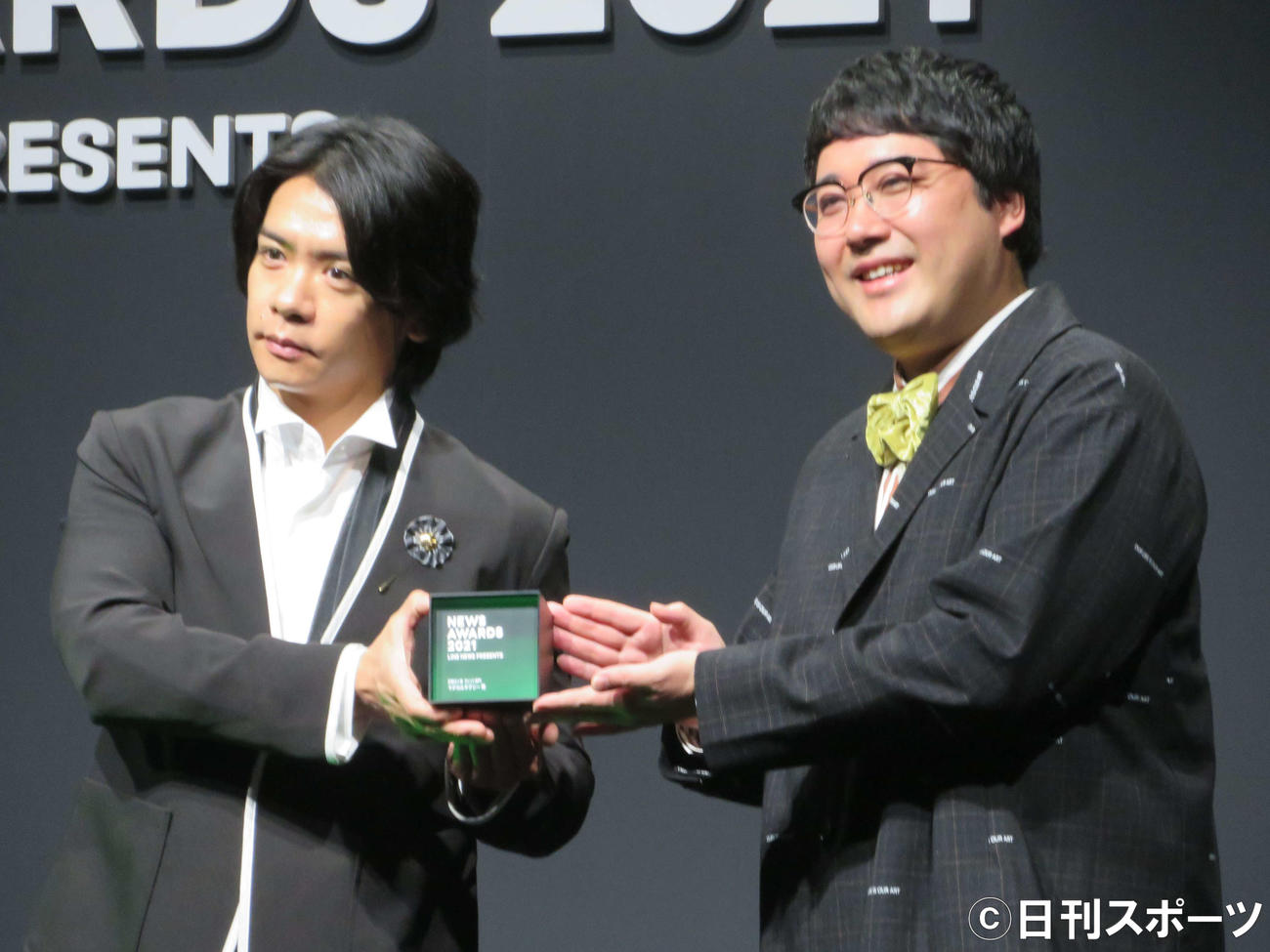 「LINE NEWS AWARDS 2021」で「タレント部門」を受賞したマヂカルラブリーの野田クリスタル（左）と村上（撮影・三須佳夏）