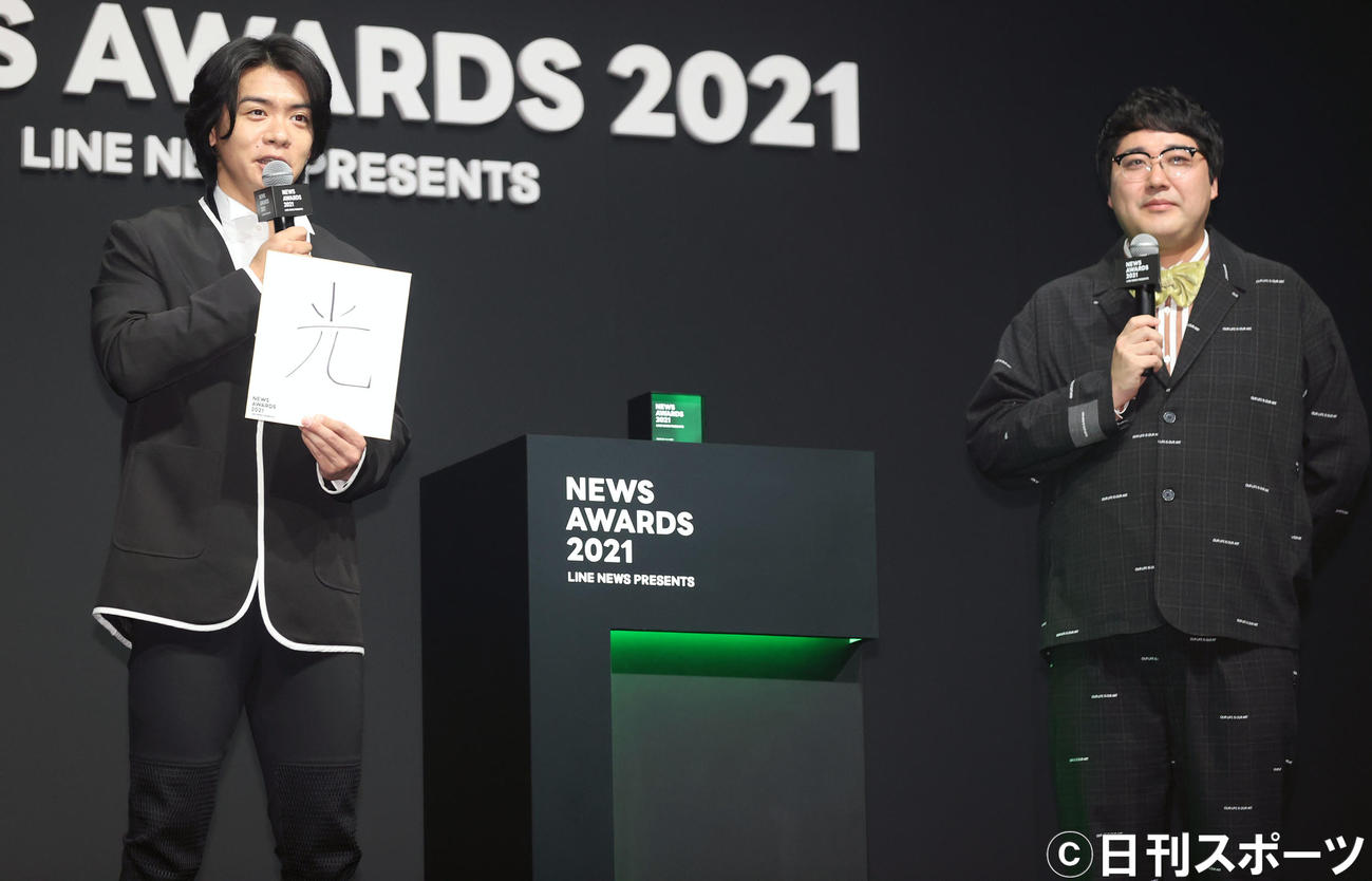 「LINE NEWS AWARDS2021」の話題の人賞タレント部門を受賞したマヂカルラブリーの野田クリスタル（左）は来年の抱負を「光」と記す。右は村上（撮影・浅見桂子）