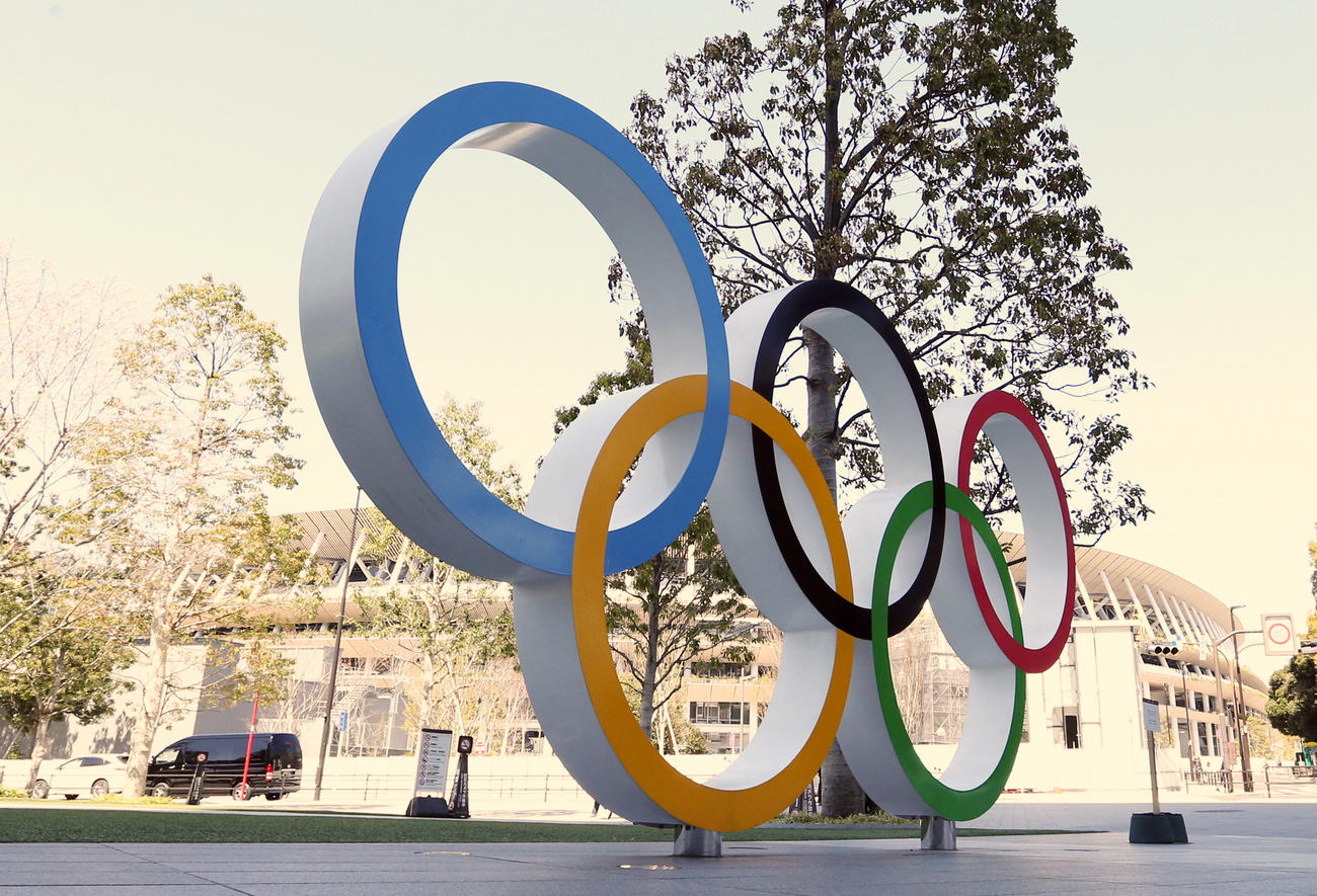 五輪会館前の五輪マークと国立競技場（2020年3月撮影）