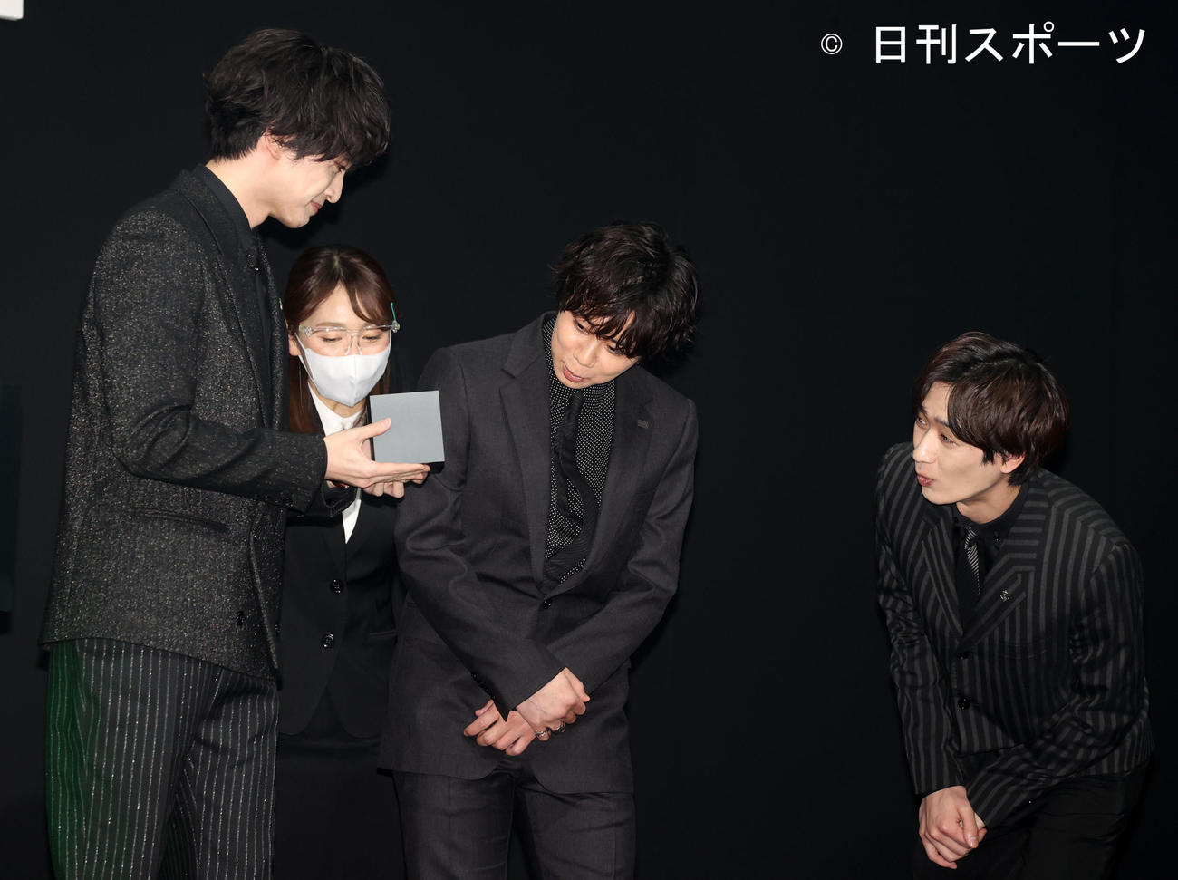 「LINE NEWS AWARDS 2021」の話題の人賞アイドル部門を受賞したKis－My－Ft2の玉森裕太（左）受け取ったトロフィーをのぞき込む、北山宏光（中央）と宮田俊哉（撮影・浅見桂子）